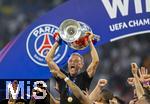 31.05.2025,  Fussball UEFA Championsleague Finale 2025:  Paris St. Germain - Inter Mailand, in der Allianz-Arena Mnchen. Siegerehrung des Championsleague-Siegers Paris St. Germaine, Trainer Luis Enrique (FC Paris Saint-Germain) stemmt glcklich den Pokal in die Hhe.