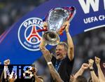 31.05.2025,  Fussball UEFA Championsleague Finale 2025:  Paris St. Germain - Inter Mailand, in der Allianz-Arena Mnchen. Siegerehrung des Championsleague-Siegers Paris St. Germaine, Trainer Luis Enrique (FC Paris Saint-Germain) stemmt glcklich den Pokal in die Hhe.