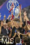 31.05.2025,  Fussball UEFA Championsleague Finale 2025:  Paris St. Germain - Inter Mailand, in der Allianz-Arena Mnchen. Siegerehrung des Championsleague-Siegers Paris St. Germaine, Trainer Luis Enrique (FC Paris Saint-Germain) stemmt glcklich den Pokal in die Hhe.