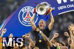 31.05.2025,  Fussball UEFA Championsleague Finale 2025:  Paris St. Germain - Inter Mailand, in der Allianz-Arena Mnchen. Siegerehrung des Championsleague-Siegers Paris St. Germaine, Trainer Luis Enrique (FC Paris Saint-Germain) stemmt glcklich den Pokal in die Hhe.