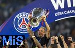 31.05.2025,  Fussball UEFA Championsleague Finale 2025:  Paris St. Germain - Inter Mailand, in der Allianz-Arena Mnchen. Siegerehrung des Championsleague-Siegers Paris St. Germaine, Trainer Luis Enrique (FC Paris Saint-Germain) stemmt glcklich den Pokal in die Hhe.