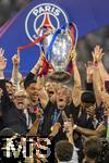 31.05.2025,  Fussball UEFA Championsleague Finale 2025:  Paris St. Germain - Inter Mailand, in der Allianz-Arena Mnchen. Siegerehrung des Championsleague-Siegers Paris St. Germaine, Trainer Luis Enrique (FC Paris Saint-Germain) stemmt glcklich den Pokal in die Hhe.