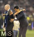 31.05.2025,  Fussball UEFA Championsleague Finale 2025:  Paris St. Germain - Inter Mailand, in der Allianz-Arena Mnchen. Siegerehrung des Championsleague-Siegers Paris St. Germaine, v.li: Trainer Luis Enrique (FC Paris Saint-Germain) wird von Prsident Nasser Al-Khelaifi (Paris St. Germain) umarmt
