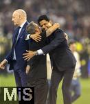 31.05.2025,  Fussball UEFA Championsleague Finale 2025:  Paris St. Germain - Inter Mailand, in der Allianz-Arena Mnchen. Siegerehrung des Championsleague-Siegers Paris St. Germaine, v.li: Trainer Luis Enrique (FC Paris Saint-Germain) wird von Prsident Nasser Al-Khelaifi (Paris St. Germain) umarmt