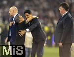 31.05.2025,  Fussball UEFA Championsleague Finale 2025:  Paris St. Germain - Inter Mailand, in der Allianz-Arena Mnchen. Siegerehrung des Championsleague-Siegers Paris St. Germaine, v.li: Trainer Luis Enrique (FC Paris Saint-Germain) wird von Prsident Nasser Al-Khelaifi (Paris St. Germain) umarmt