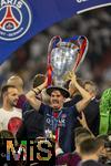 31.05.2025,  Fussball UEFA Championsleague Finale 2025:  Paris St. Germain - Inter Mailand, in der Allianz-Arena Mnchen. Siegerehrung des Championsleague-Siegers Paris St. Germaine, Vitinha (FC Paris Saint-Germain) stemmt glcklich den Pokal in die Hhe.