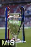 31.05.2025,  Fussball UEFA Championsleague Finale 2025:  Paris St. Germain - Inter Mailand, in der Allianz-Arena Mnchen. Der Championsleague-Pokal steht auf der Stele bereit. Geschmckt mit Bndern in den Vereinsfarben der beiden Final-Teams.