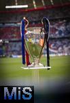 31.05.2025,  Fussball UEFA Championsleague Finale 2025:  Paris St. Germain - Inter Mailand, in der Allianz-Arena Mnchen. Der Championsleague-Pokal steht auf der Stele bereit. Geschmckt mit Bndern in den Vereinsfarben der beiden Final-Teams.