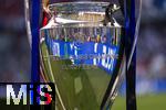 31.05.2025,  Fussball UEFA Championsleague Finale 2025:  Paris St. Germain - Inter Mailand, in der Allianz-Arena Mnchen. Der Championsleague-Pokal steht auf der Stele bereit. Geschmckt mit Bndern in den Vereinsfarben der beiden Final-Teams.