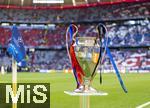 31.05.2025,  Fussball UEFA Championsleague Finale 2025:  Paris St. Germain - Inter Mailand, in der Allianz-Arena Mnchen. Der Championsleague-Pokal steht auf der Stele bereit. Geschmckt mit Bndern in den Vereinsfarben der beiden Final-Teams.