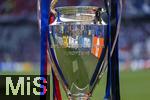31.05.2025,  Fussball UEFA Championsleague Finale 2025:  Paris St. Germain - Inter Mailand, in der Allianz-Arena Mnchen. Der Championsleague-Pokal steht auf der Stele bereit. Geschmckt mit Bndern in den Vereinsfarben der beiden Final-Teams.