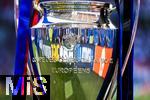 31.05.2025,  Fussball UEFA Championsleague Finale 2025:  Paris St. Germain - Inter Mailand, in der Allianz-Arena Mnchen. Der Championsleague-Pokal steht auf der Stele bereit. Geschmckt mit Bndern in den Vereinsfarben der beiden Final-Teams.