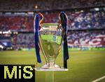 31.05.2025,  Fussball UEFA Championsleague Finale 2025:  Paris St. Germain - Inter Mailand, in der Allianz-Arena Mnchen. Der Championsleague-Pokal steht auf der Stele bereit. Geschmckt mit Bndern in den Vereinsfarben der beiden Final-Teams.