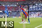 31.05.2025,  Fussball UEFA Championsleague Finale 2025:  Paris St. Germain - Inter Mailand, in der Allianz-Arena Mnchen. Der Championsleague-Pokal steht auf der Stele bereit. Geschmckt mit Bndern in den Vereinsfarben der beiden Final-Teams.