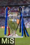 31.05.2025,  Fussball UEFA Championsleague Finale 2025:  Paris St. Germain - Inter Mailand, in der Allianz-Arena Mnchen. Der Championsleague-Pokal steht auf der Stele bereit. Geschmckt mit Bndern in den Vereinsfarben der beiden Final-Teams.