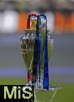 31.05.2025,  Fussball UEFA Championsleague Finale 2025:  Paris St. Germain - Inter Mailand, in der Allianz-Arena Mnchen. Der Championsleague-Pokal steht auf der Stele bereit. Geschmckt mit Bndern in den Vereinsfarben der beiden Final-Teams.