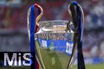 31.05.2025,  Fussball UEFA Championsleague Finale 2025:  Paris St. Germain - Inter Mailand, in der Allianz-Arena Mnchen. Der Championsleague-Pokal steht auf der Stele bereit. Geschmckt mit Bndern in den Vereinsfarben der beiden Final-Teams.