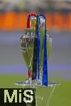 31.05.2025,  Fussball UEFA Championsleague Finale 2025:  Paris St. Germain - Inter Mailand, in der Allianz-Arena Mnchen. Der Championsleague-Pokal steht auf der Stele bereit. Geschmckt mit Bndern in den Vereinsfarben der beiden Final-Teams.