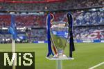 31.05.2025,  Fussball UEFA Championsleague Finale 2025:  Paris St. Germain - Inter Mailand, in der Allianz-Arena Mnchen. Der Championsleague-Pokal steht auf der Stele bereit. Geschmckt mit Bndern in den Vereinsfarben der beiden Final-Teams.