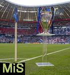 31.05.2025,  Fussball UEFA Championsleague Finale 2025:  Paris St. Germain - Inter Mailand, in der Allianz-Arena Mnchen. Der Championsleague-Pokal steht auf der Stele bereit. Geschmckt mit Bndern in den Vereinsfarben der beiden Final-Teams.