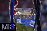 31.05.2025,  Fussball UEFA Championsleague Finale 2025:  Paris St. Germain - Inter Mailand, in der Allianz-Arena Mnchen. Der Championsleague-Pokal steht auf der Stele bereit. Geschmckt mit Bndern in den Vereinsfarben der beiden Final-Teams.