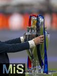 31.05.2025,  Fussball UEFA Championsleague Finale 2025:  Paris St. Germain - Inter Mailand, in der Allianz-Arena Mnchen. Der Championsleague-Pokal wird gebracht. Geschmckt mit Bndern in den Vereinsfarben der beiden Final-Teams.