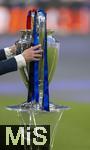 31.05.2025,  Fussball UEFA Championsleague Finale 2025:  Paris St. Germain - Inter Mailand, in der Allianz-Arena Mnchen. Der Championsleague-Pokal wird gebracht. Geschmckt mit Bndern in den Vereinsfarben der beiden Final-Teams.