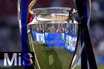 31.05.2025,  Fussball UEFA Championsleague Finale 2025:  Paris St. Germain - Inter Mailand, in der Allianz-Arena Mnchen. Der Championsleague-Pokal steht auf der Stele bereit. Geschmckt mit Bndern in den Vereinsfarben der beiden Final-Teams.
