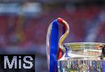 31.05.2025,  Fussball UEFA Championsleague Finale 2025:  Paris St. Germain - Inter Mailand, in der Allianz-Arena Mnchen. Der Championsleague-Pokal steht auf der Stele bereit. Geschmckt mit Bndern in den Vereinsfarben der beiden Final-Teams.