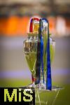 31.05.2025,  Fussball UEFA Championsleague Finale 2025:  Paris St. Germain - Inter Mailand, in der Allianz-Arena Mnchen. Der Championsleague-Pokal steht auf der Stele bereit. Geschmckt mit Bndern in den Vereinsfarben der beiden Final-Teams.
