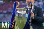 31.05.2025,  Fussball UEFA Championsleague Finale 2025:  Paris St. Germain - Inter Mailand, in der Allianz-Arena Mnchen. Der Championsleague-Pokal wird gebracht. Geschmckt mit Bndern in den Vereinsfarben der beiden Final-Teams.