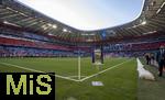 31.05.2025,  Fussball UEFA Championsleague Finale 2025:  Paris St. Germain - Inter Mailand, in der Allianz-Arena Mnchen. Der Championsleague-Pokal steht auf der Stele bereit. Geschmckt mit Bndern in den Vereinsfarben der beiden Final-Teams. 