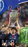 31.05.2025,  Fussball UEFA Championsleague Finale 2025:  Paris St. Germain - Inter Mailand, in der Allianz-Arena Mnchen. Siegerehrung des Championsleague-Siegers Paris St. Germain,  Vitinha (FC Paris Saint-Germain) stemmt den Pokal in die Hhe. 