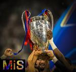31.05.2025,  Fussball UEFA Championsleague Finale 2025:  Paris St. Germain - Inter Mailand, in der Allianz-Arena Mnchen. Siegerehrung des Championsleague-Siegers Paris St. Germain,  Spieler stemmen den Pokal hoch. Eine Hand streichelt den glnzenden Pokal 