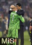 31.05.2025,  Fussball UEFA Championsleague Finale 2025:  Paris St. Germain - Inter Mailand, in der Allianz-Arena Mnchen. Siegerehrung des Championsleague-Siegers Paris St. Germain, Zur Gratulation haben sich eingefunden: Nasser Al-Khelaifi (Prsident Paris St. germain, UEFA-ExCo-Mitglied) ksst Torwart Gianluigi Donnarumma (FC Paris Saint-Germain) 
