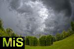 02.06.2025, Kurpark in Bad Wrishofen (Unterallgu),  Regenwolken kndigen schlechtes Wetter an.