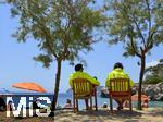 03.06.2025,  Beliebtes Reiseziel der Deutschen, Mallorca. Hier in Cala Ratjada am Strand Cala Gat wachen zwei Bademeister (Lifeguards) ber den Strandabschnitt.