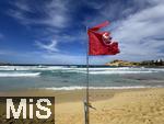 03.06.2025,  Beliebtes Reiseziel der Deutschen, Mallorca.  Cala Ratjada am Strand Cala Agulla. Die Rote Flagge steht am Strand, weiss-rote Flatterbnder sperren den Strandabschnitt aufgrund zu gefhrlicher Wellen und Brandung ab.