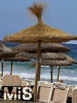 03.06.2025,  Beliebtes Reiseziel der Deutschen, Mallorca.  Cala Ratjada am Strand Cala Agulla. Landestypische Stroh-Sonnenschirme am Strand.