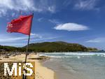 03.06.2025,  Beliebtes Reiseziel der Deutschen, Mallorca.  Cala Ratjada am Strand Cala Agulla. Die Rote Flagge steht am Strand, weiss-rote Flatterbnder sperren den Strandabschnitt aufgrund zu gefhrlicher Wellen und Brandung ab.