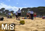 03.06.2025,  Beliebtes Reiseziel der Deutschen, Mallorca.  Cala Ratjada am Strand Cala Agulla. Polizisten der Policia Local laufen Streife am Strand, auf der Suche nach verbotenen fliegenden Hndlern und Glasflaschen mit Alkoholischen Getrnken.