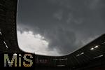 04.06.2025, Fussball UEFA Nations League 2024/25,  Halbfinale, Deutschland - Portugal, in der Allianz-Arena Mnchen. Gewitterwolken ber dem Stadiondach
