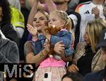04.06.2025, Fussball UEFA Nations League 2024/25,  Halbfinale, Deutschland - Portugal, in der Allianz-Arena Mnchen. Lisa Fllkrug mit Tochter 