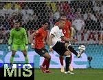 04.06.2025, Fussball UEFA Nations League 2024/25,  Halbfinale, Deutschland - Portugal, in der Allianz-Arena Mnchen, Waldemar Anton (Deutschland) setzt sich durch