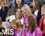 04.06.2025, Fussball UEFA Nations League 2024/25,  Halbfinale, Deutschland - Portugal, in der Allianz-Arena Mnchen. Lena Wurzenberger (li, Deutschland) Freundin von Trainer Julian Nagelsmann (Deutschland) 