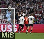 04.06.2025, Fussball UEFA Nations League 2024/25,  Halbfinale, Deutschland - Portugal, in der Allianz-Arena Mnchen. Torwart Marc Andre ter-Stegen (Deutschland) pflckt den Ball aus der Luft