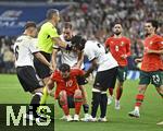 04.06.2025, Fussball UEFA Nations League 2024/25,  Halbfinale, Deutschland - Portugal, in der Allianz-Arena Mnchen. Deniz Undav (Deutschland) und Serge Gnabry (Deutschland) zerren Bernardo Silva (Portugal) vom Boden,