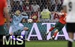 04.06.2025, Fussball UEFA Nations League 2024/25,  Halbfinale, Deutschland - Portugal, in der Allianz-Arena Mnchen. Torwart Marc Andre ter-Stegen (Deutschland) wehrt den Ball ab.