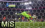 04.06.2025, Fussball UEFA Nations League 2024/25,  Halbfinale, Deutschland - Portugal, in der Allianz-Arena Mnchen. Kopfballtor zum 1:0 vom Florian Wirtz (re, Deutschland), Torwart Diogo Costa (Portugal) hechtet vergeblich dem Ball hinterher.
