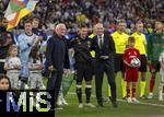 04.06.2025, Fussball UEFA Nations League 2024/25,  Halbfinale, Deutschland - Portugal, in der Allianz-Arena Mnchen. Joshua Kimmich (mitte, FC Bayern Mnchen) bekommt eine Ehrung fr 100 Lnderspiele von Sportdirektor Rudi Vller (li, Deutschland) und DFB Prsident Bernd Neuendorf (re, Deutschland). li: Jonathan Tah (Deutschland), Torwart Marc Andre ter-Stegen (Deutschland), 